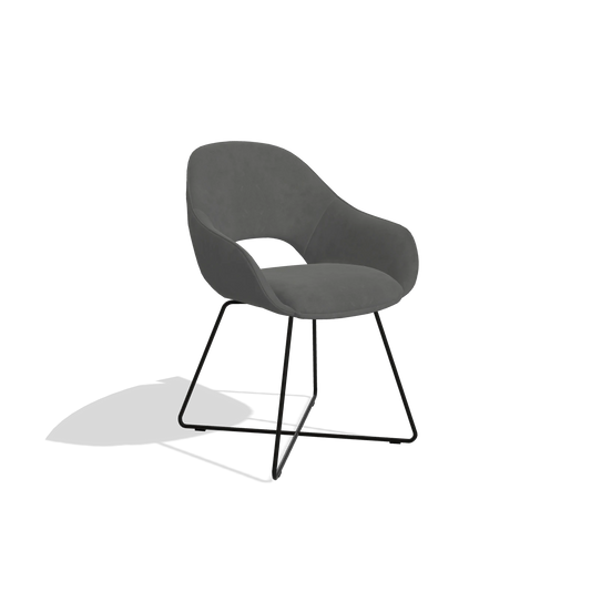 Silla de comedor Milan 6516 en tela Bull 67 (gris oscuro), patas en negro, vista en ángulo