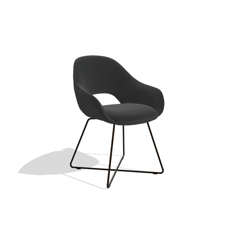 Sedia da pranzo Milan 6516 in Pelle A804 (nero), gambe in espresso, vista angolata