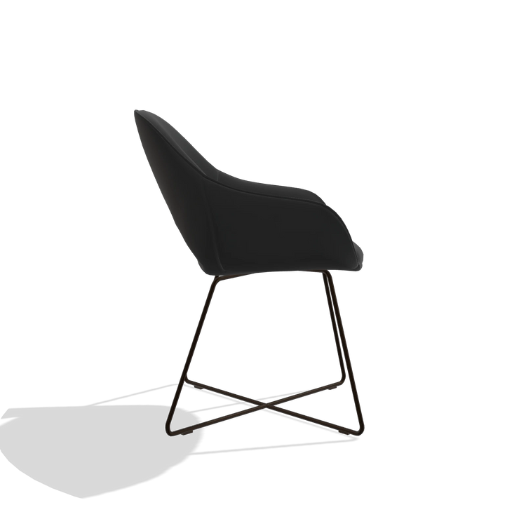 Sedia da pranzo Milan 6516 in Pelle A804 (nero), gambe in espresso, vista laterale