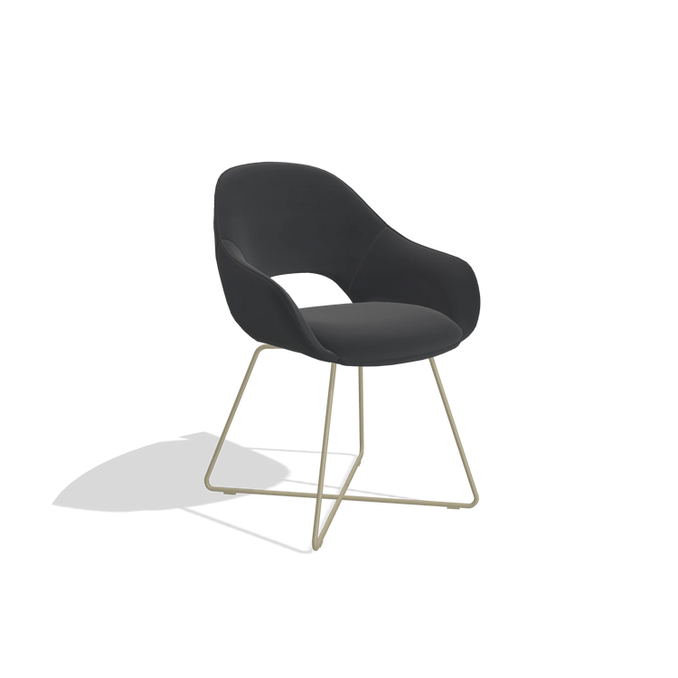 Sedia da pranzo Milan 6516 in Pelle B900 (nero), gambe in champagne, vista angolata
