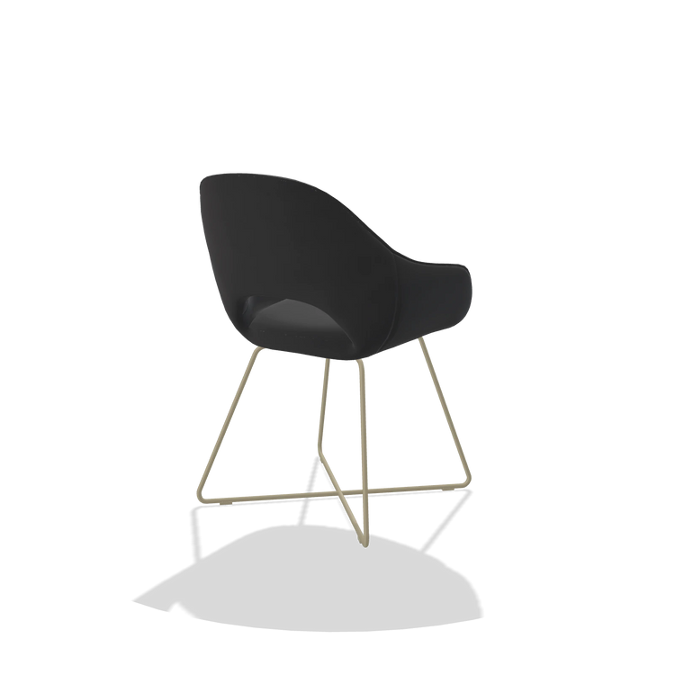Sedia da pranzo Milan 6516 in Pelle B900 (nero), gambe in champagne, vista posteriore angolata