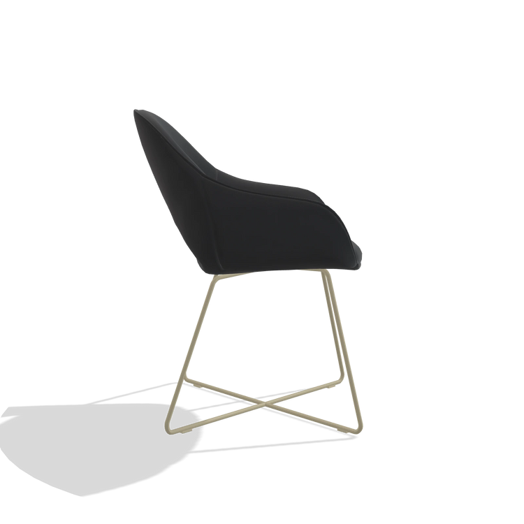 Sedia da pranzo Milan 6516 in Pelle B900 (nero), gambe in champagne, vista laterale