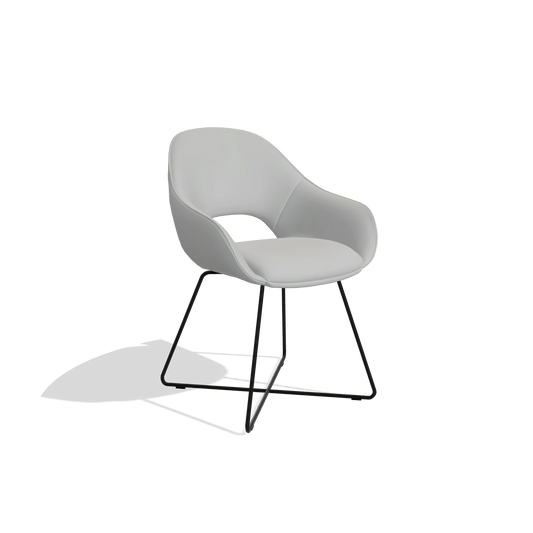 Chaise de salle à manger Milan 6516 en Cuir B904 (gris clair), pieds en noir, vue de trois-quarts