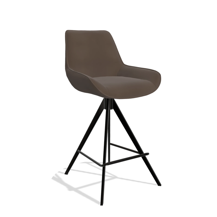 Tabouret de bar Padua 6457 en Cuir A825 (marron), pieds en noir, vue de trois-quarts