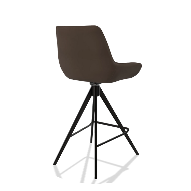 Tabouret de bar Padua 6457 en Cuir A825 (marron), pieds en noir, vue de trois-quarts arrière
