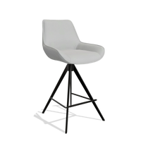 Taburete de bar Padua 6457 en Piel B904 (gris claro), patas en negro, vista en ángulo