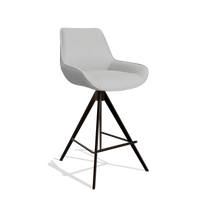 Taburete de bar Padua 6457 en Piel B904 (gris claro), patas en espresso, vista en ángulo