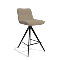 Tabouret de bar Universal 6460 en Cuir A824 (vert sauge), pieds en noir, vue de trois-quarts