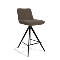 Sgabello da bar Universal 6460 in Pelle A825 (marrone), gambe in nero, vista angolata