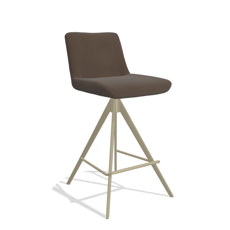 Sgabello da bar Universal 6460 in Pelle A825 (marrone), gambe in champagne, vista angolata