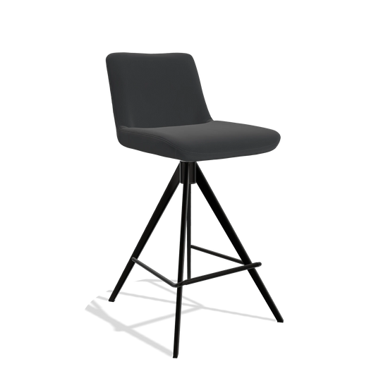 Sgabello da bar Universal 6460 in Pelle B500 (nero), gambe in nero, vista angolata