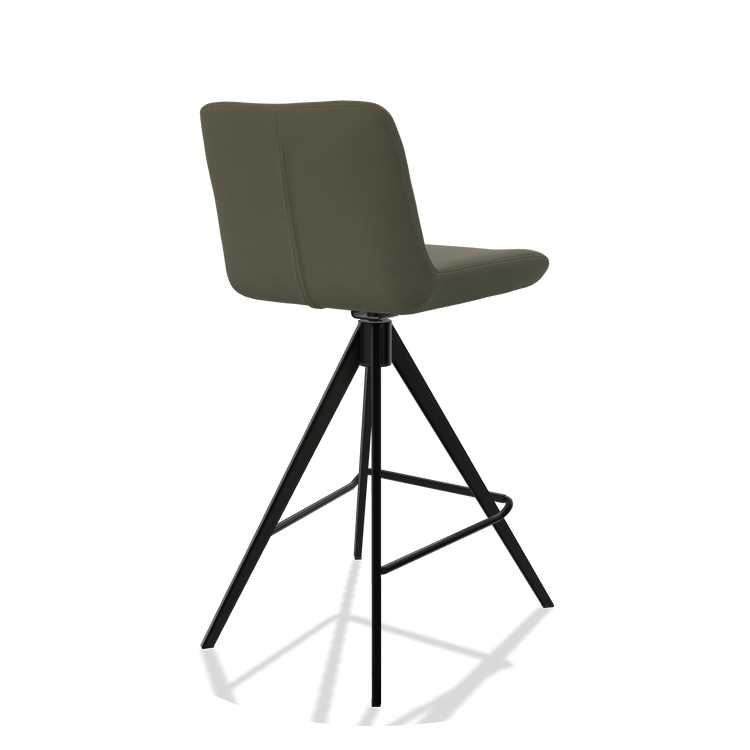 Sgabello da bar Universal 6460 in Pelle B572 (oliva), gambe in nero, vista posteriore angolata