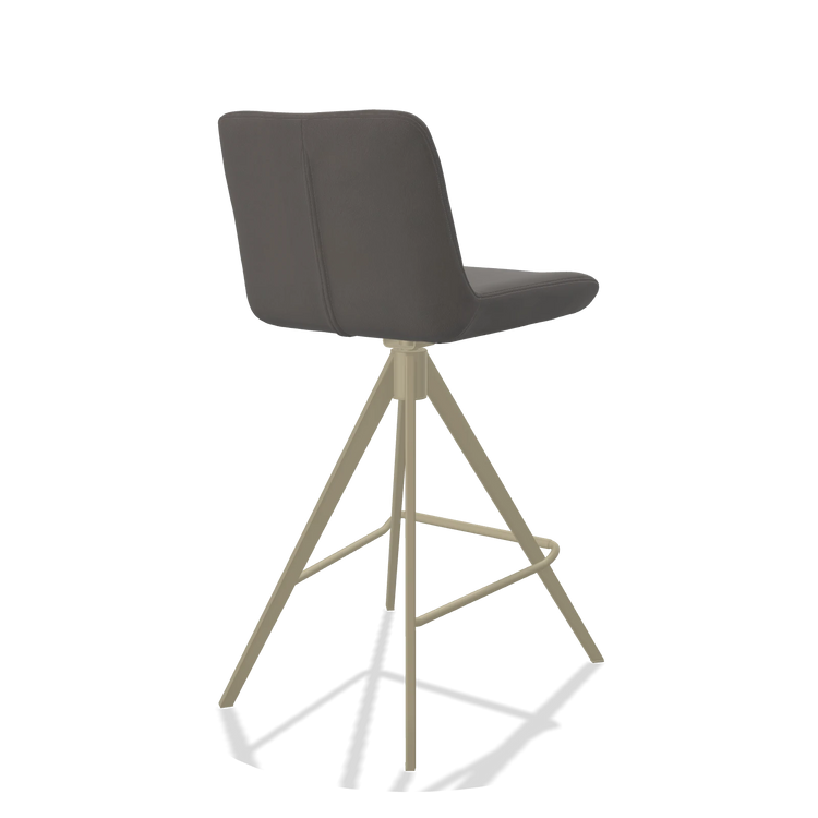 Sgabello da bar Universal 6460 in Pelle B584 (grigio scuro), gambe in champagne, vista posteriore angolata