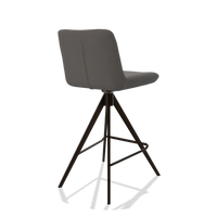 Sgabello da bar Universal 6460 in Pelle B584 (grigio scuro), gambe in espresso, vista posteriore angolata