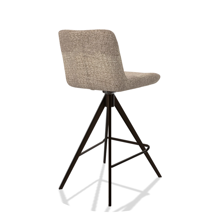 Tabouret de bar Universal 6460 en tissu Venga 10 (grège), pieds en espresso, vue de trois-quarts arrière
