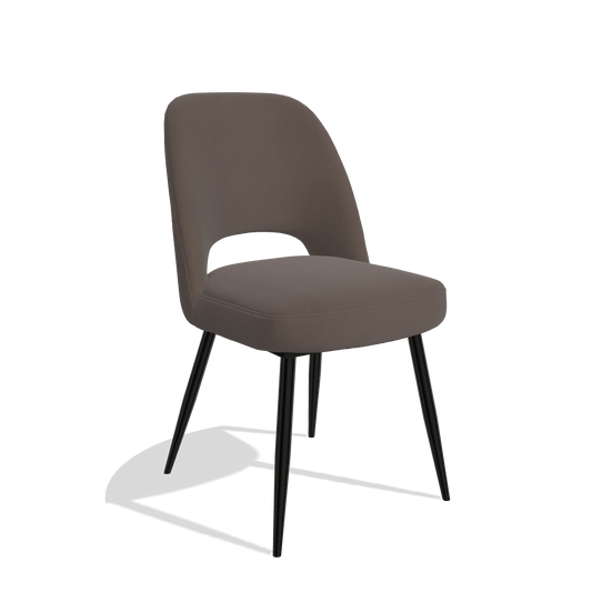 Silla de comedor Zian 6724 en Piel B535 (marrón), patas en negro, vista en ángulo