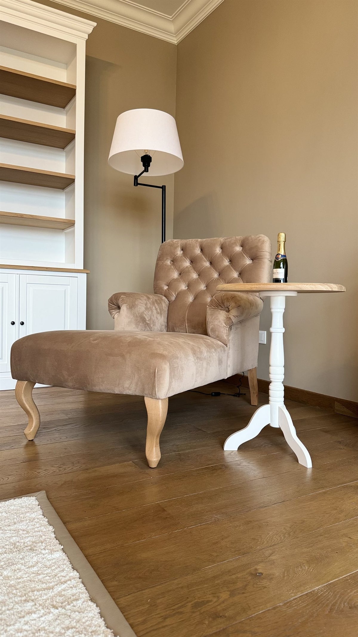 Chaise longue beside a painted built in bookcase - Mansion, Hamont