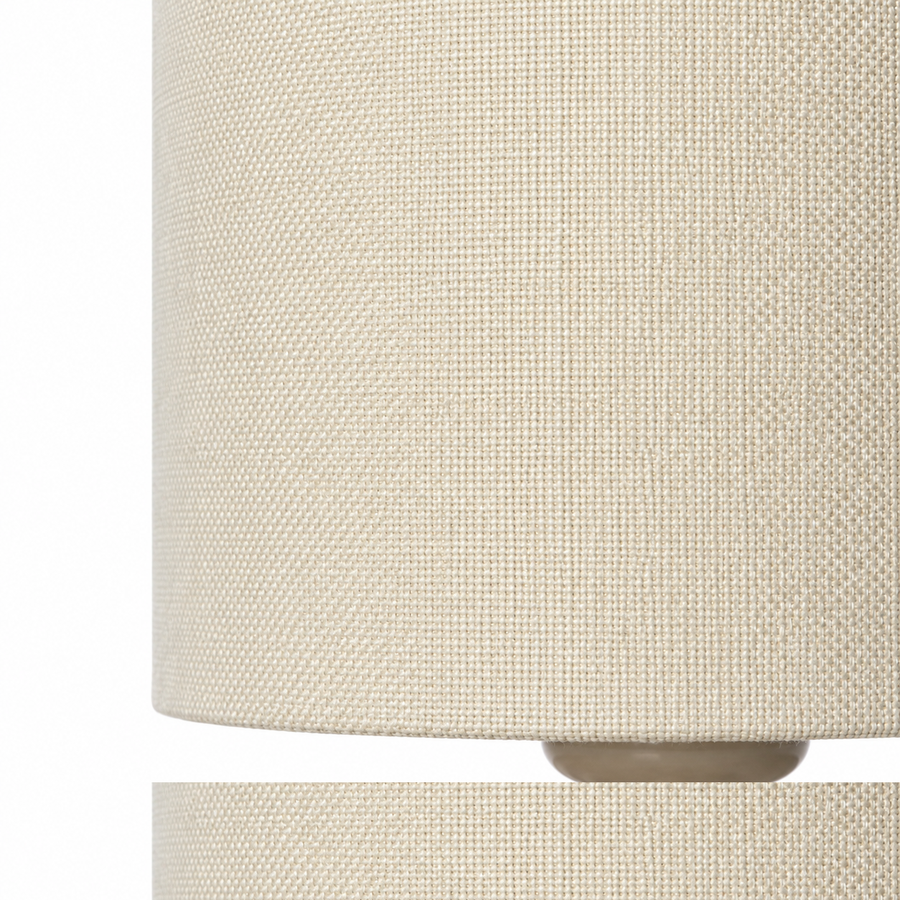 Gros plan extrême de l'abat-jour taupe de la lampe de table Mette 5344H montrant l'intricate texture de tissu tissé et la finition matériau en haute résolution par Marcottestyle