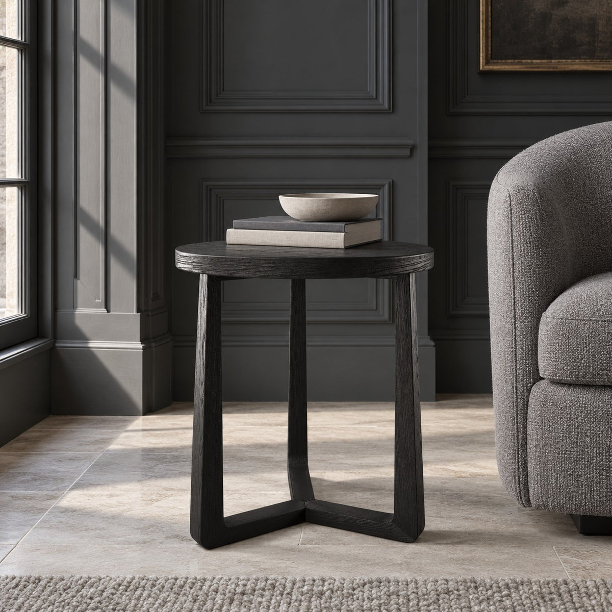 Coffee Table Ebano - Black Ash Veneer - Ø 50 cm - in a living room