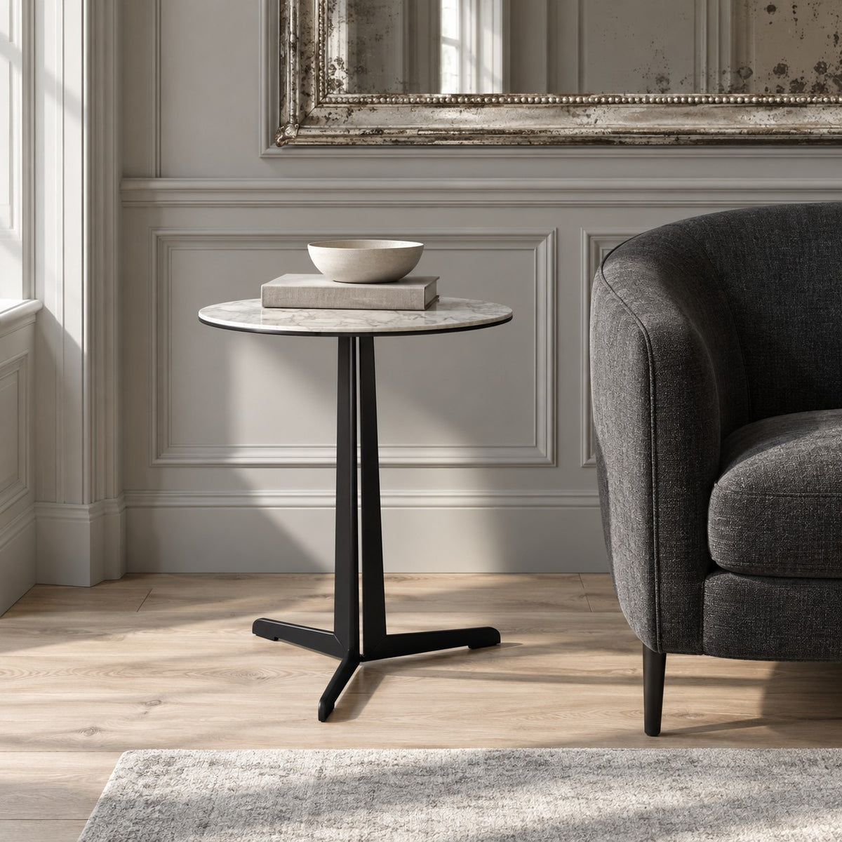 Coffee Table Kisoko - White MXC 205 Ceramic - Black Metal - Ø 58 cm - in a living room