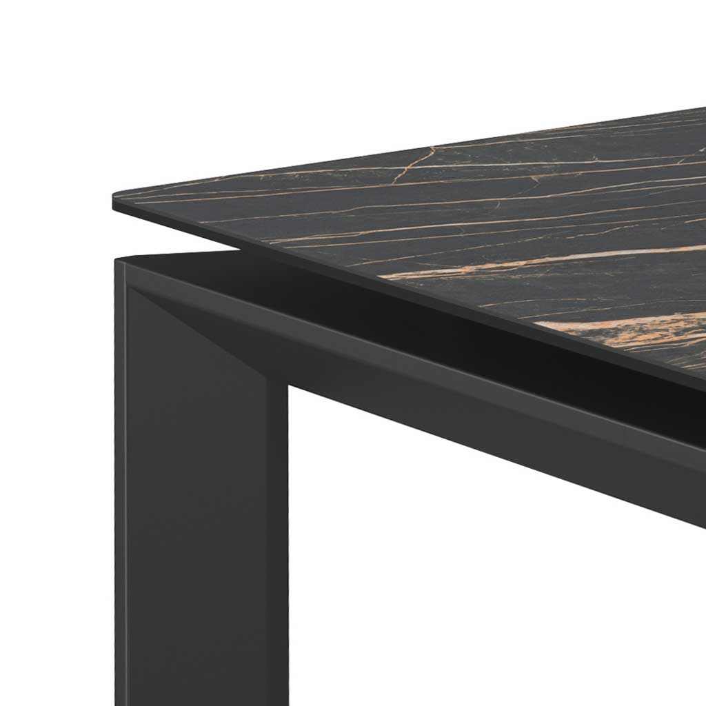 Magma Noir Desir leg detail