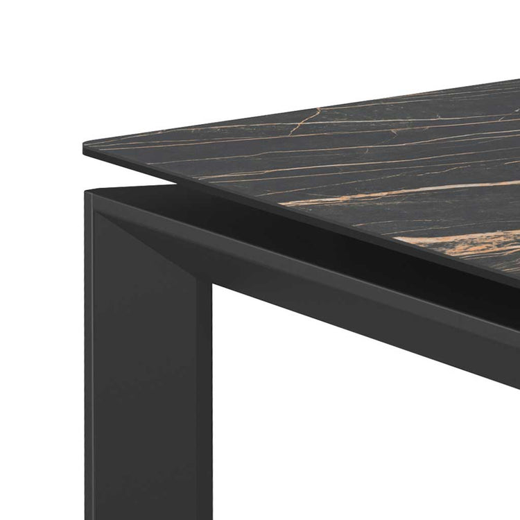 Magma Noir Desir leg detail