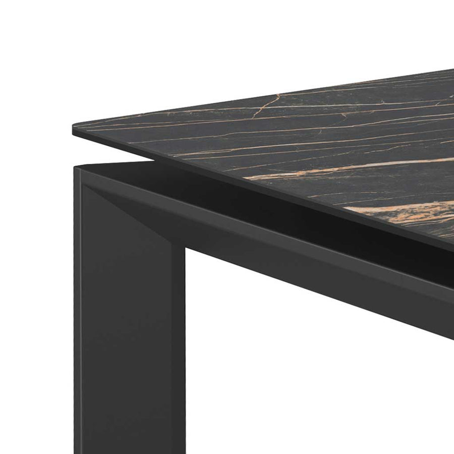 Magma Noir Desir leg detail