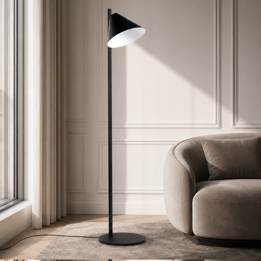 Stehlampe Quinn 1895N styled in a modern luxury room interior mit natural window lighting and velvet carpet, photorealistic setting by Marcottestyle