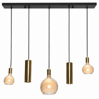 Gros plan de la suspension Tova 4353N montrant le motif tourbillonnant du verre dépoli, la finition tube laiton brossé et le baldaquin métal noir de la lampe plafond 5xE27 par Marcottestyle